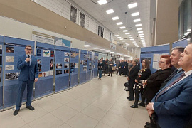 Представитель МАУ провёл экскурсию по выставке «Защита суверенитета Российского государства. История и современность»