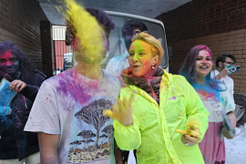 В МАУ неожиданно пришла весна по-индийски