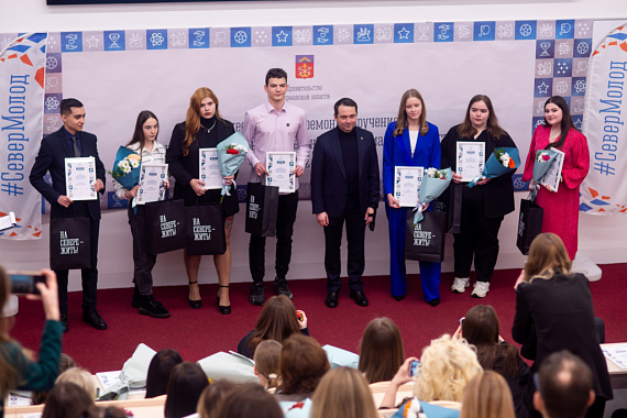 В День студента Андрей Чибис вручил губернаторские стипендии обучающимся МАУ В День студента Андрей Чибис вручил губернаторские стипендии обучающимся МАУ